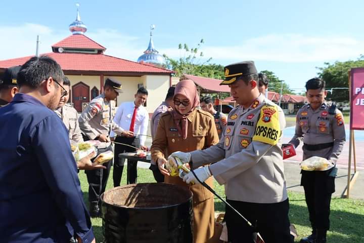 Wabup Herny Hadiri Kegiatan Pemusnahan Barang Bukti hingga Apel Gelar Pasukan di Mapolres Pasangkayu