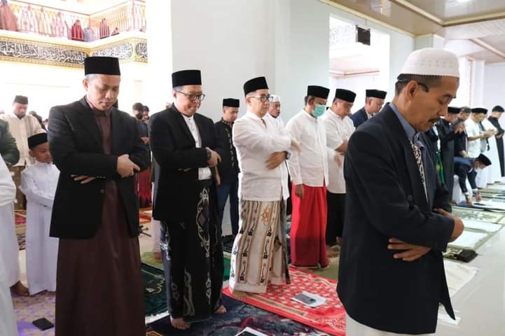 Pj Gubernur, Sekprov hingga OPD Laksanakan Salat Idul Fitri di Masjid Baitul Anwar