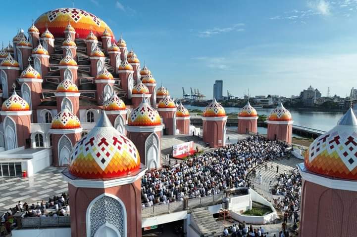 Gubernur Andi Sudirman Laksanakan Salat Ied di Pelataran Masjid Kubah 99 Asmaul Husna