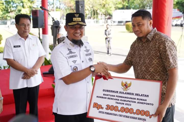 Andi Sudirman Serahkan Bantuan Rehabilitasi Rumah Korban Bencana, Nilai Total Rp1,29 Miliar