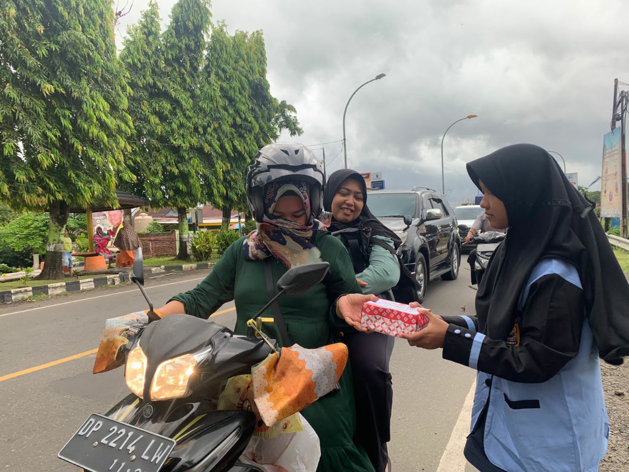 Gerakan Peduli Ramadan, OSIS SMPN 3 Parepare Berbagi Takjil ke Warga Pengguna Jalan