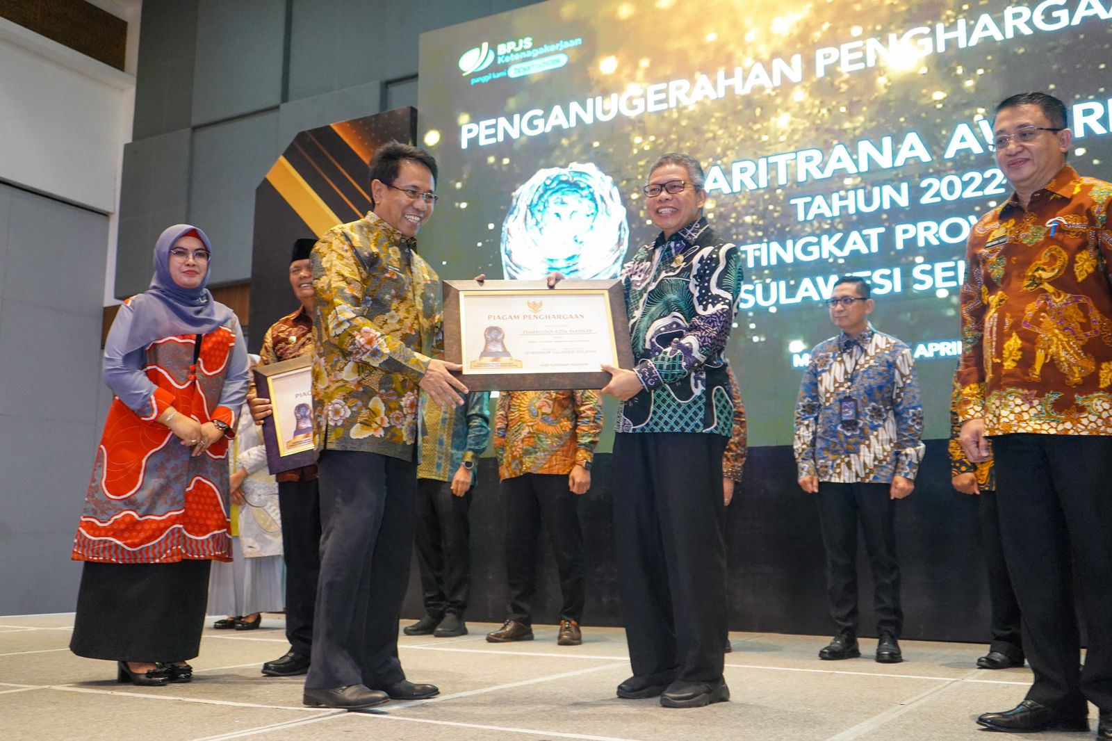 Taufan Pawe Raih Penghargaan Paritrana Award Atas Kepedulian Lindungi Non PNS dan Pekerja Rentan 