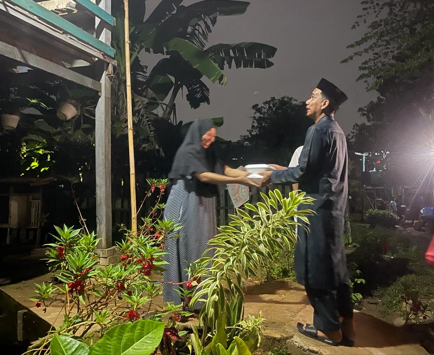 Lanjutkan Program Gerebek Sahur, Rudianto Lallo Bagi Makanan di Kampung Mannuruki Sudiang Raya