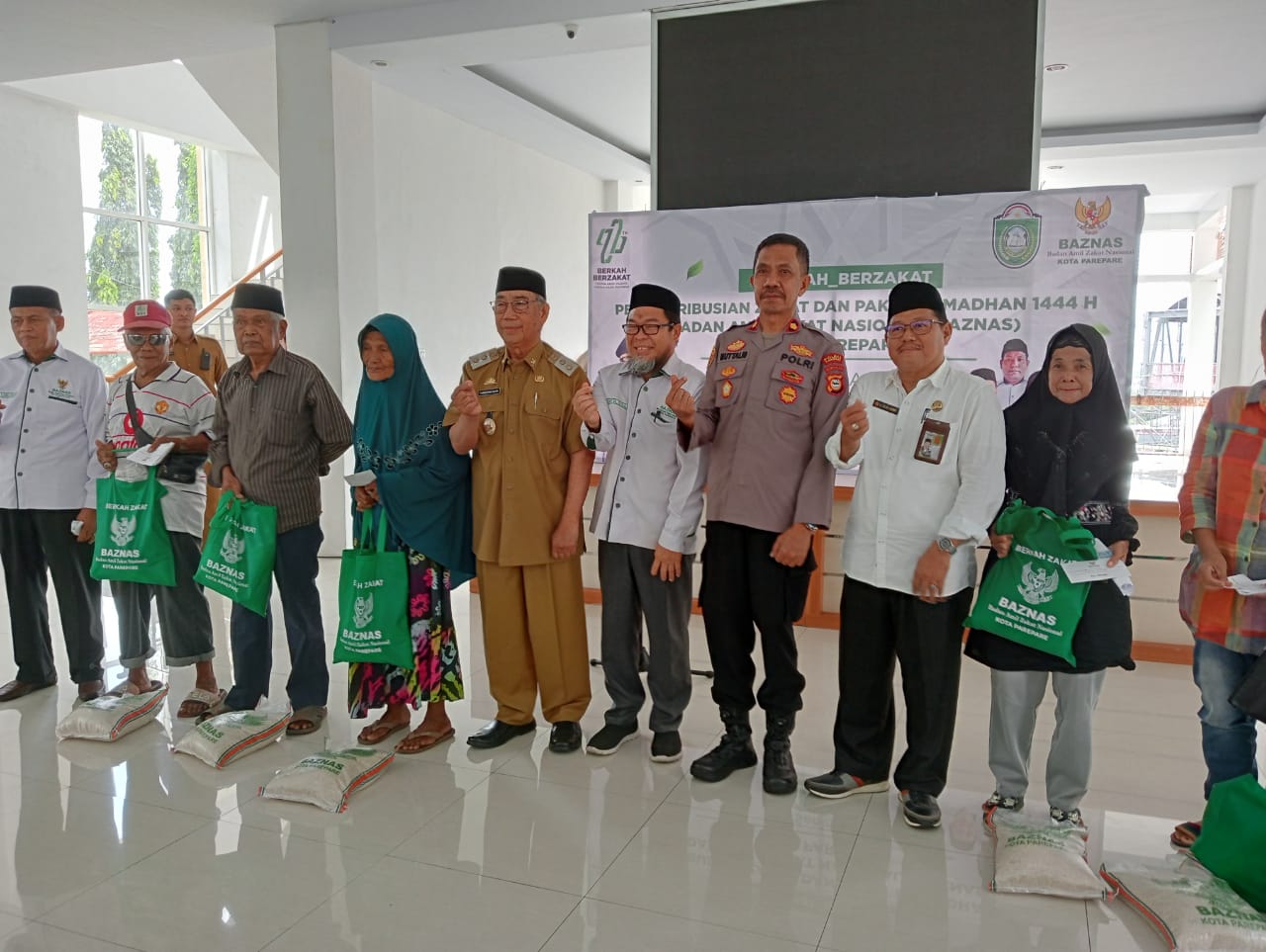 Wawali Parepare Bersama Baznas Distribusikan Zakat dan Paket Ramadan ke 22 Kelurahan 