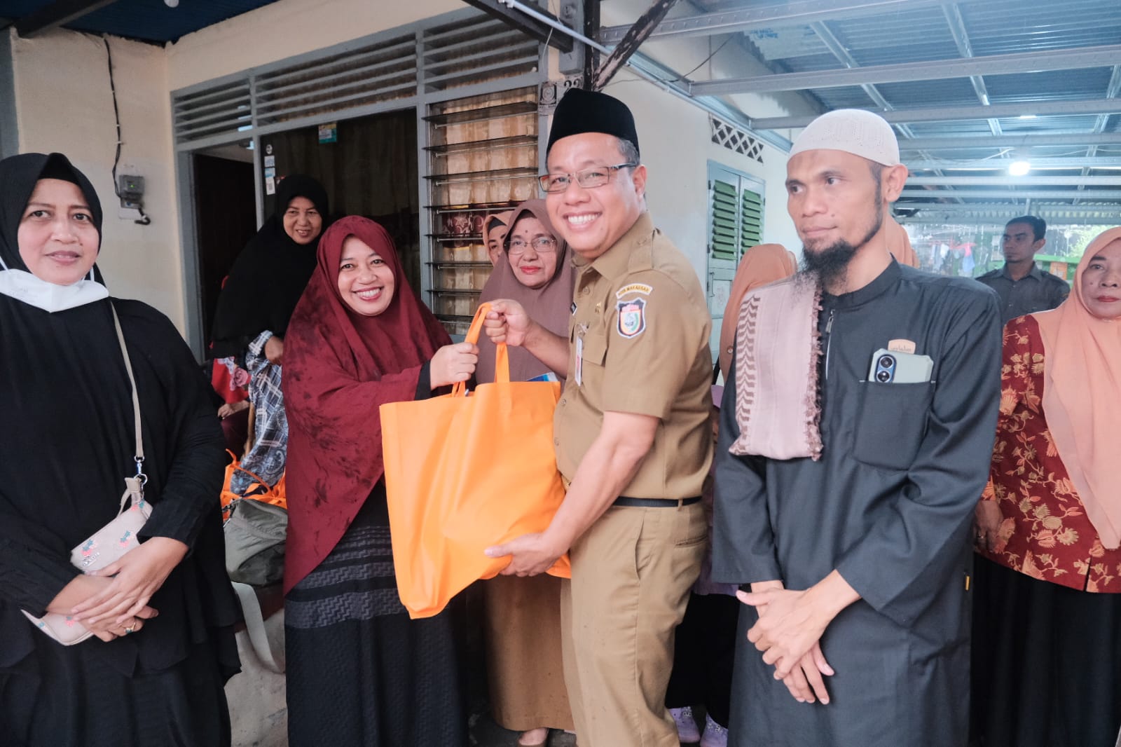 Sekwan Bersama DWP Unit Sekretariat DPRD Makassar Serahkan Bantuan kepada Warga Longwis