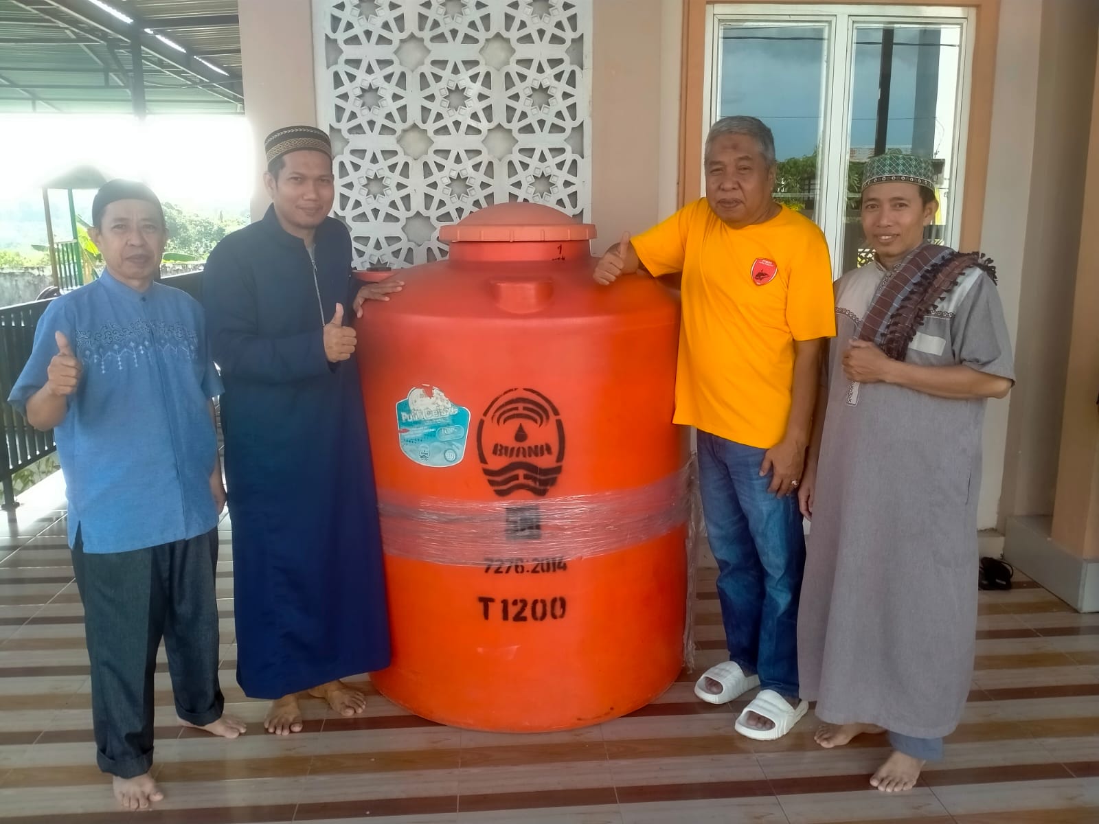 Safari Ramadan, Golkar Parepare Berbagi Bantuan ke Masjid Al Madinah Tegal