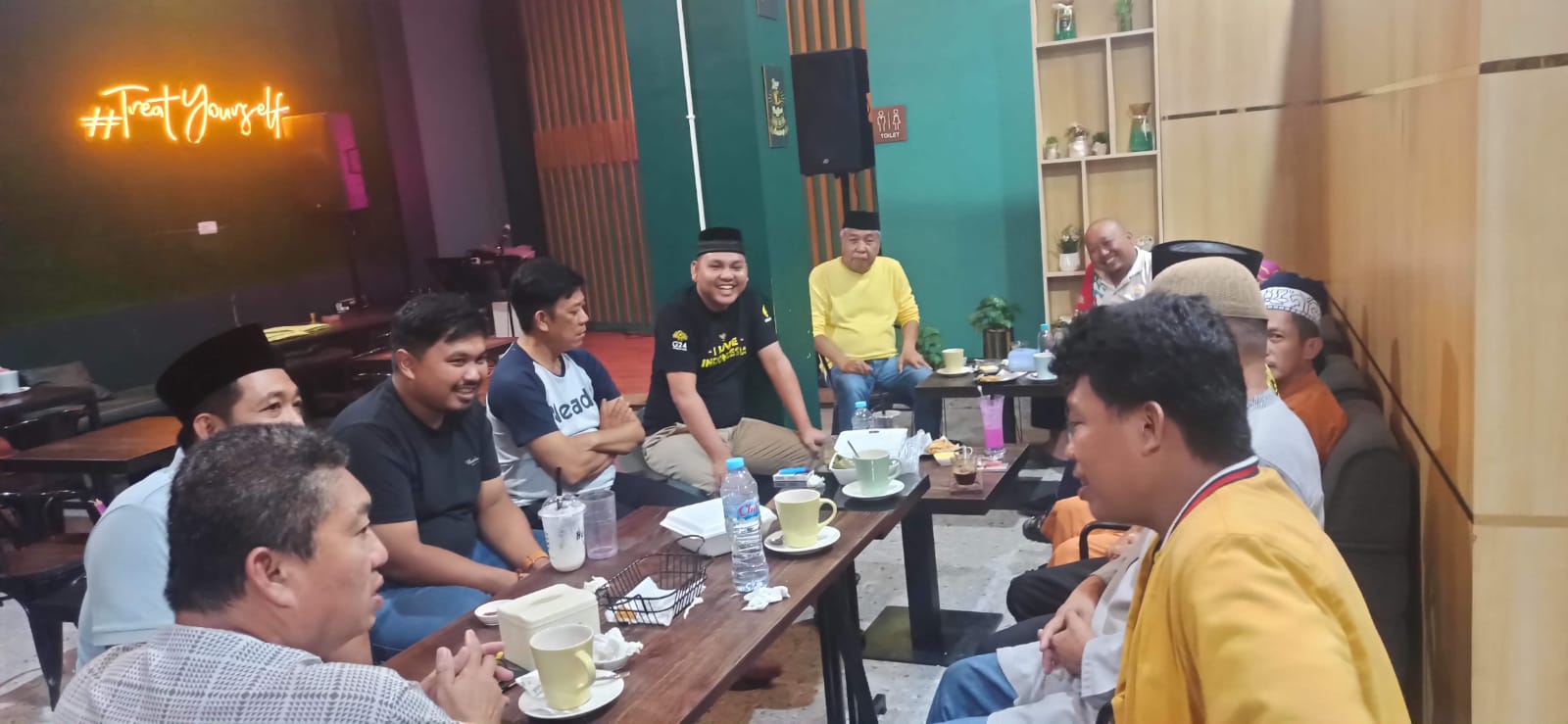 Amaliah Ramadan Golkar Parepare Sentuh Masyarakat, Safari Tarawih, Bagi Takjil dan Sembako Hingga Temu Kader