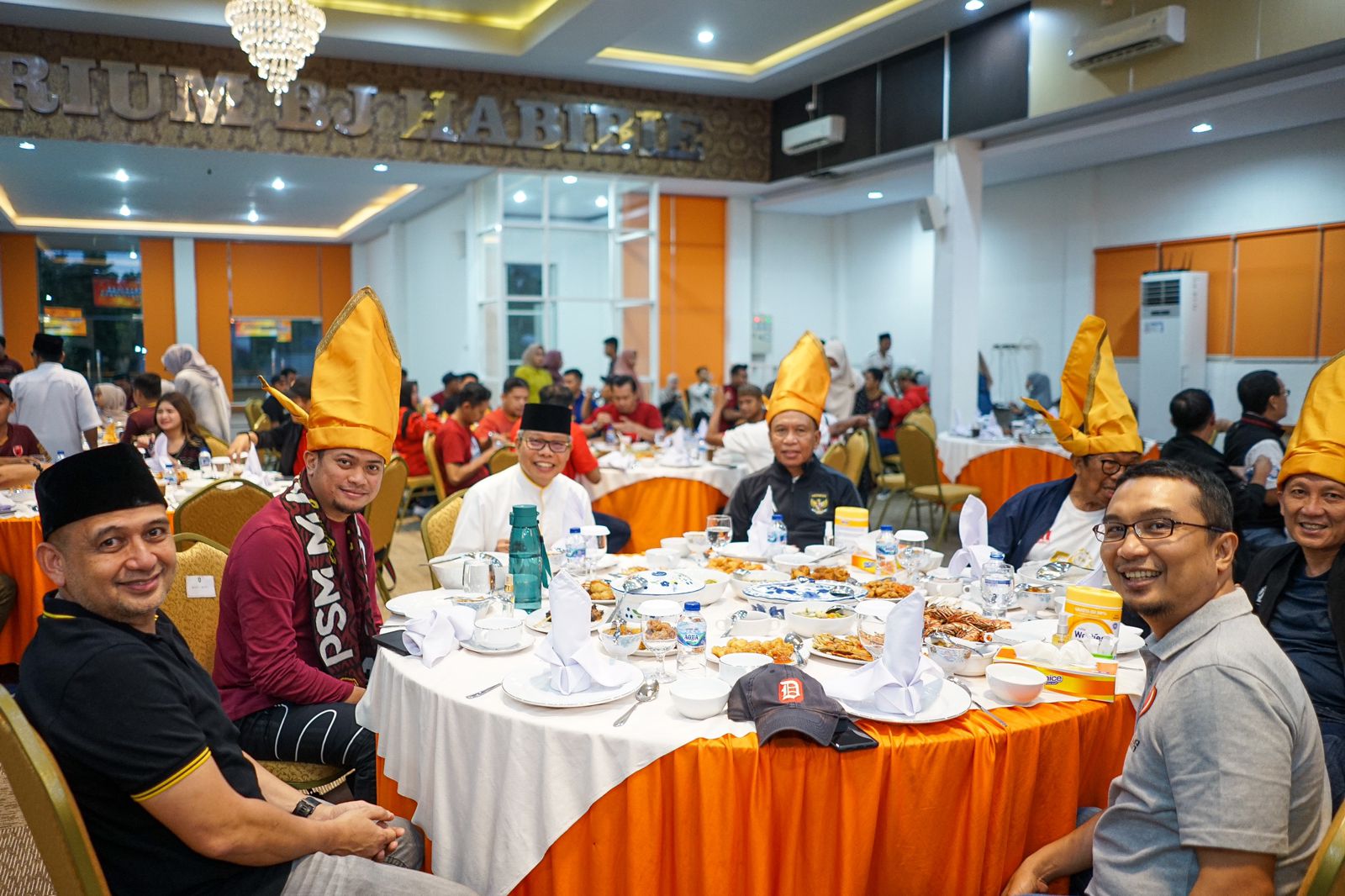 Bertabur Tokoh Hadiri Perayaan PSM Juara di Parepare, Taufan Pawe Jamu Zainuddin Amali, Aksa Mahmud Hingga Adnan YL