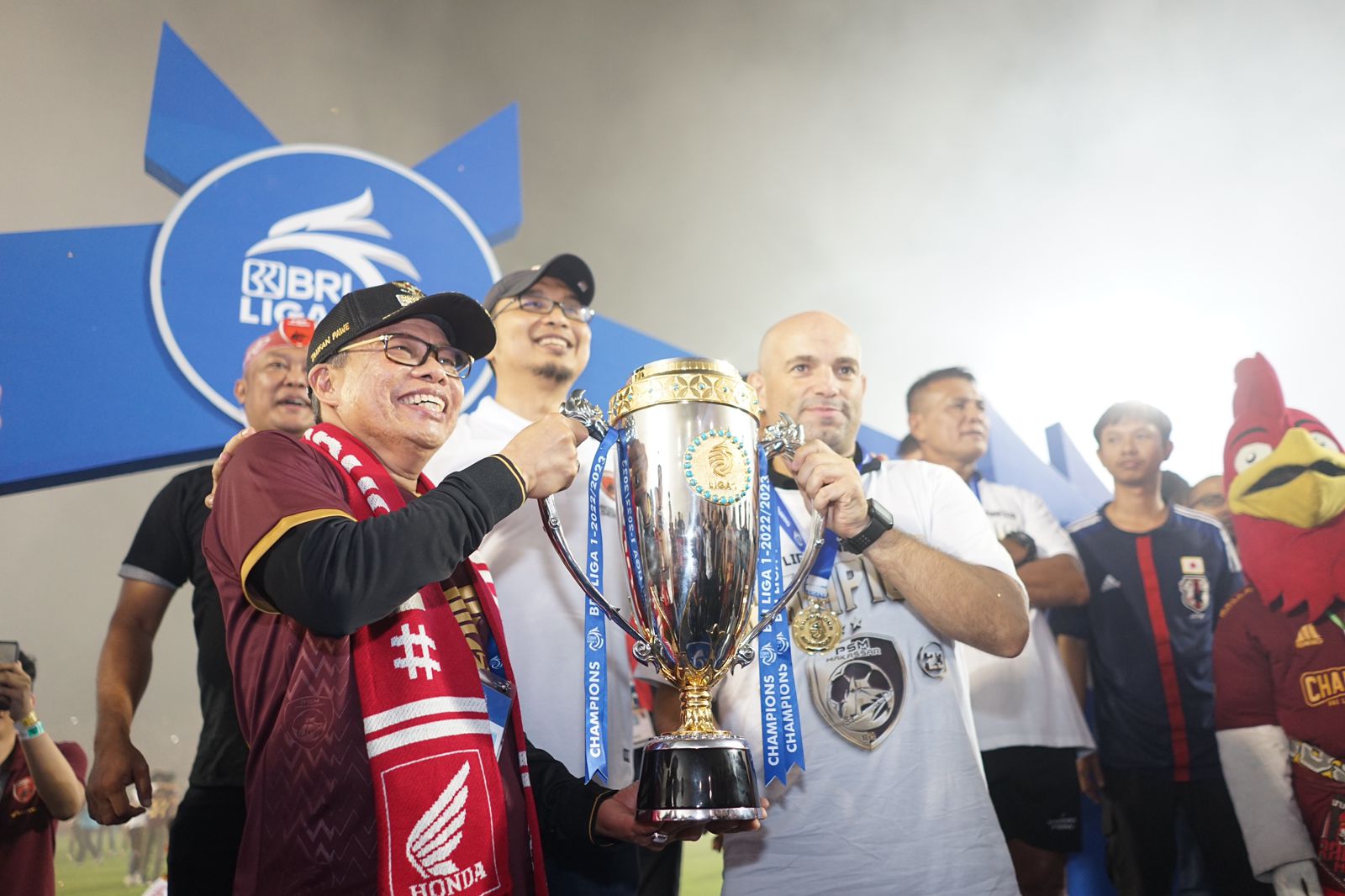 Taufan Pawe Angkat Piala Juara Liga 1, Ikut Pesta Konvoi Kemenangan Bersama PSM 