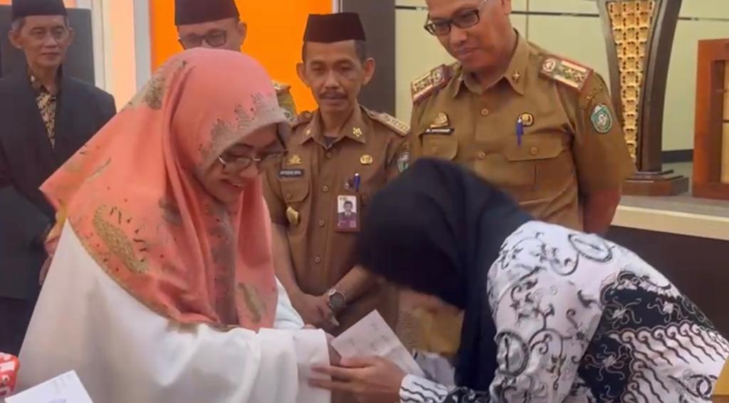 Bakti Guru untuk Guru Kolaborasi PGRI dan Lazismu Parepare, Erna Rasyid Taufan Pimpin Penyerahan THR Bagi Ratusan Honorer