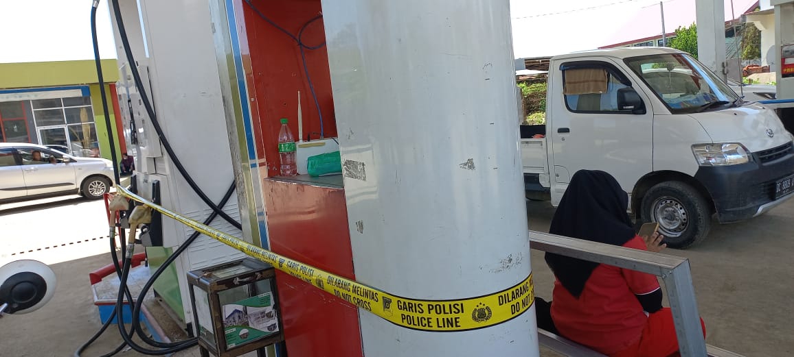 Diduga Campur BBM dengan Air, Petugas Pasang Garis Polisi di SPBU Simboro Mamuju