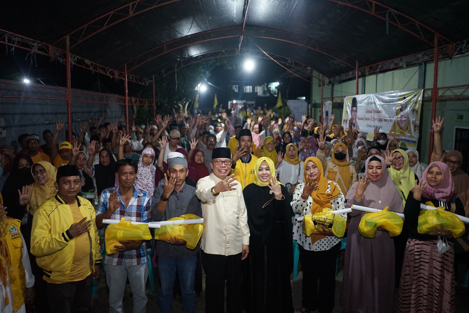 Erna Rasyid Bersama Taufan Pawe Sentuh Masyarakat Lewat Ramadan Peduli Golkar Parepare 