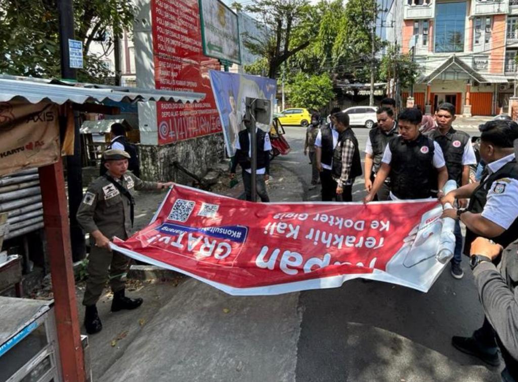 Hari Pertama Kerja Pasca Lebaran, Bapenda Makassar Tertibkan Reklame Di  Ruas Jalan Protokol
