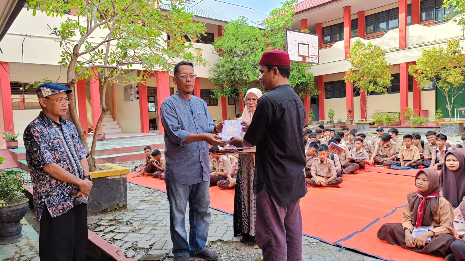 Dewan Guru dan Pegawai SMPN 10 Parepare Pelopori Gerakan Wakaf Al-Qur