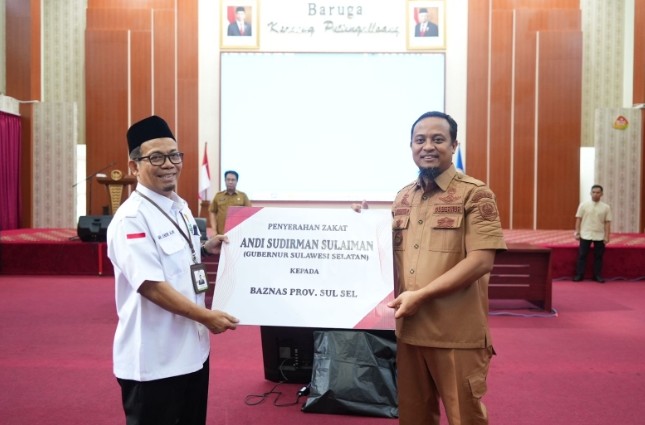 Gubernur Andi Sudirman Serahkan Zakat ke BAZNAS Sulsel