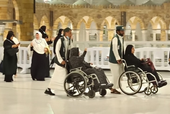 Banyak WNI Jadi Ojek Kursi Roda di Masjidil Haram, Pendapatannya Banyak Tapi Resikonya Besar