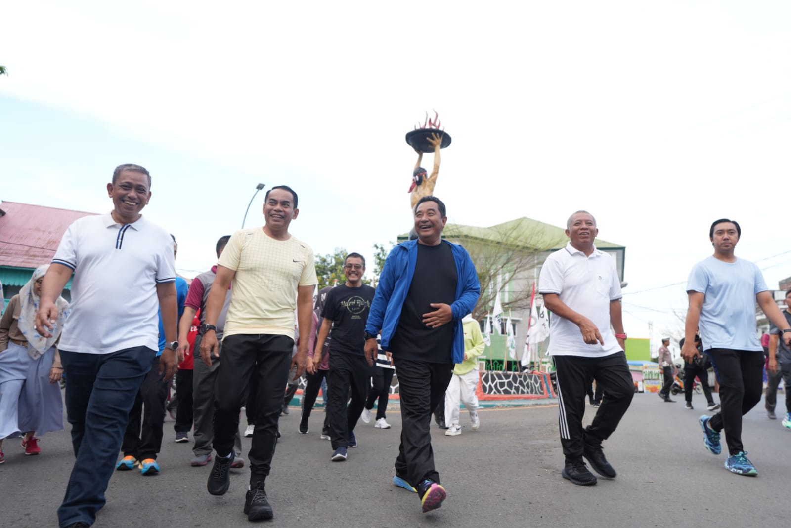 Kompak Bersama Kapolda Sulsel dan Bupati Wajo, Pj Gubernur Nikmati Kota Sengkang dengan Berolahraga Jalan Santai