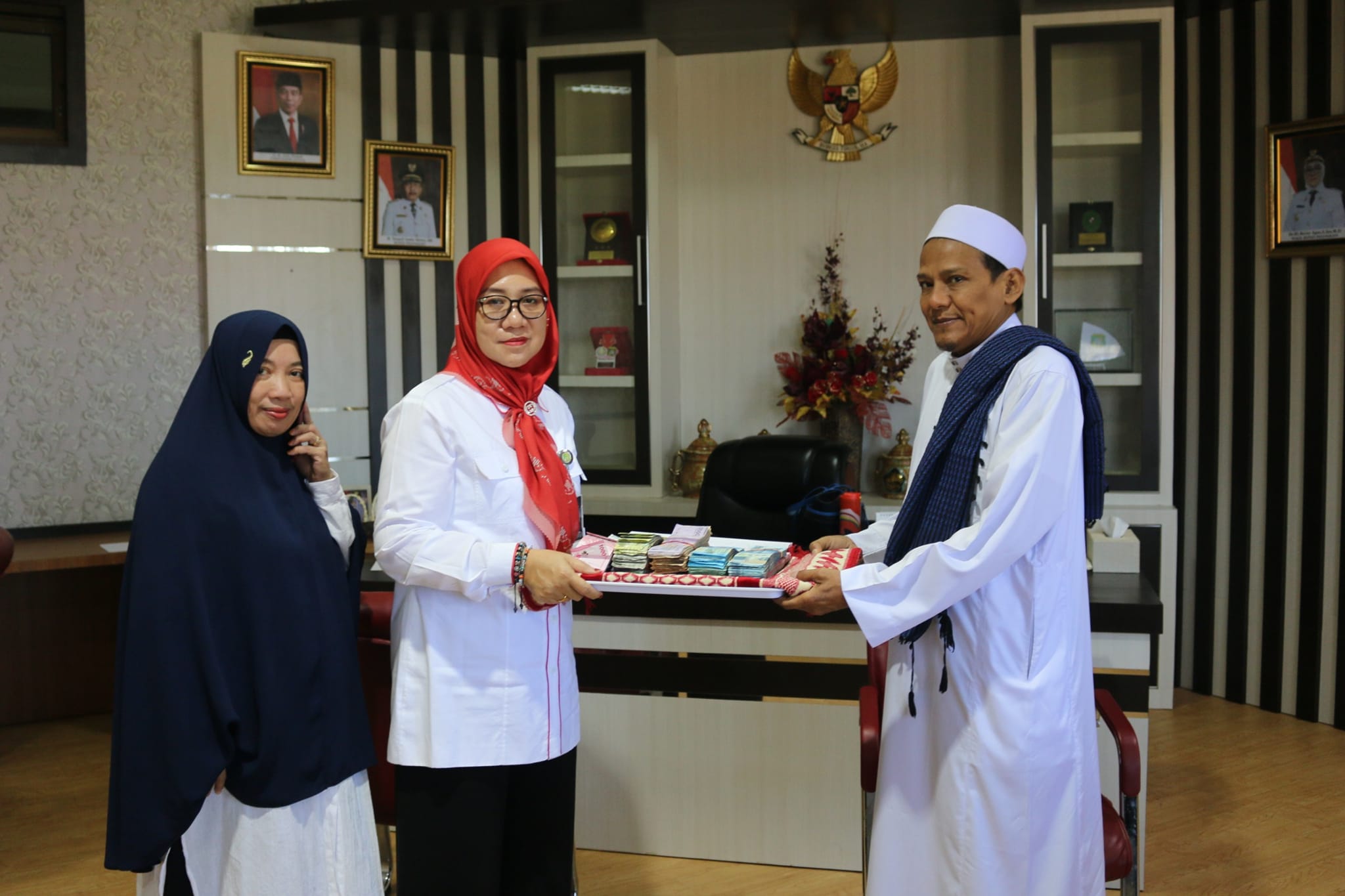 Wabup Pasangkayu Serahkan Donasi Kedua Untuk Palestina Melalui Baznas