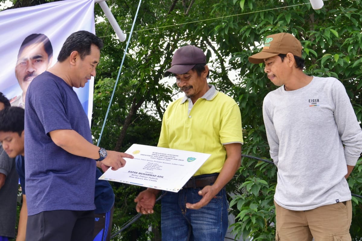 Jalan Sehat Bersama Warga Maros, Pj Gubernur Bahtiar Serahkan Bantuan Sembako dan Alsintan 