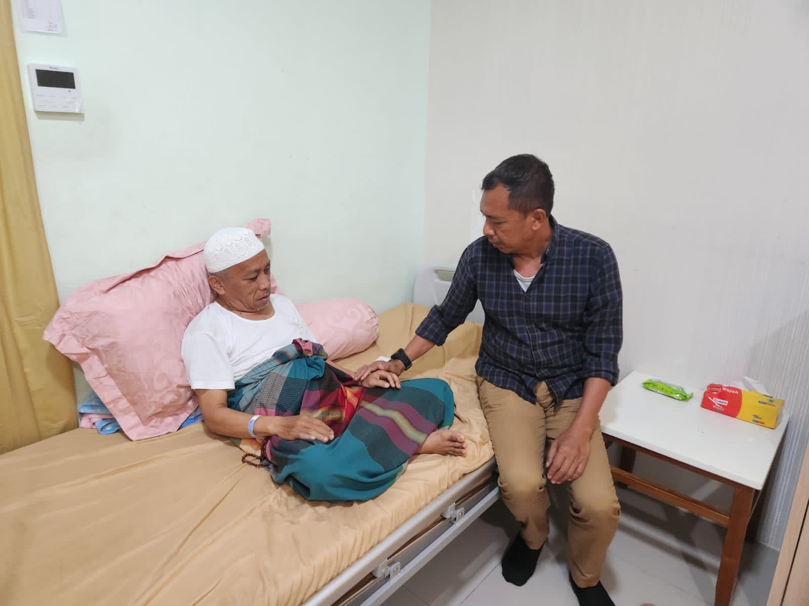 Pj Wali Kota Akbar Ali Jenguk Ketua MUI Parepare, Doakan Secepatnya Pulih 