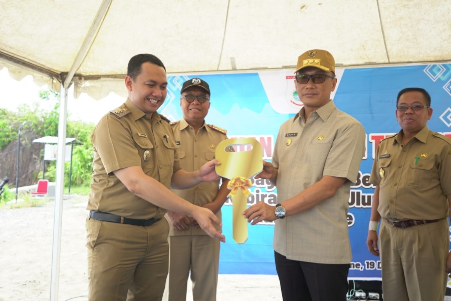 Prof Zudan Serahkan Bantuan 24 Unit Huntap Bagi Korban Gempa di Desa Kabiraan Majene