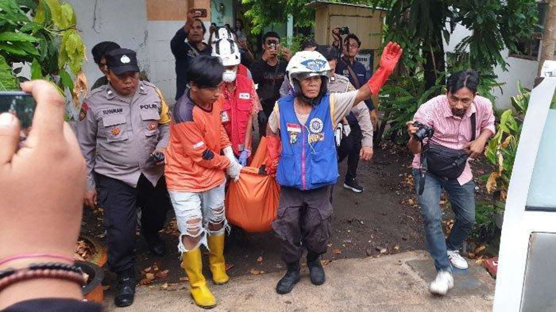 Alami Gangguan Jiwa, Azizah Pukul Ayahnya hingga Tewas dan Banting Ibunya di Meja Kaca