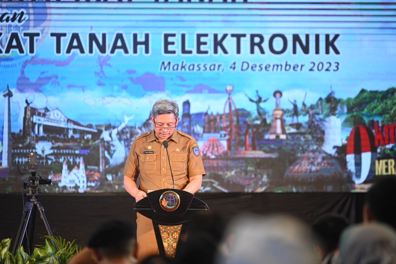 Pj Sekprov Serahkan Sertifikat Tanah ke Warga di Lima Kabupaten/Kota