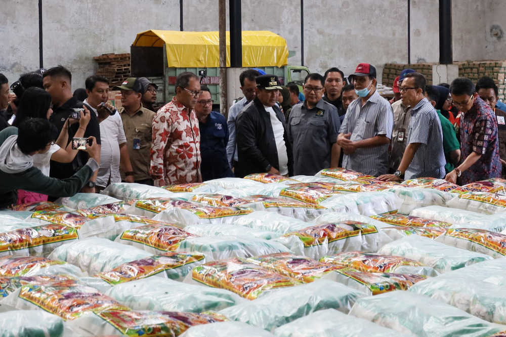 Danny Pomanto Dampingi Pj Gubernur Bahtiar Cek Ketersediaan Gula dan Minyak Goreng di Gudang