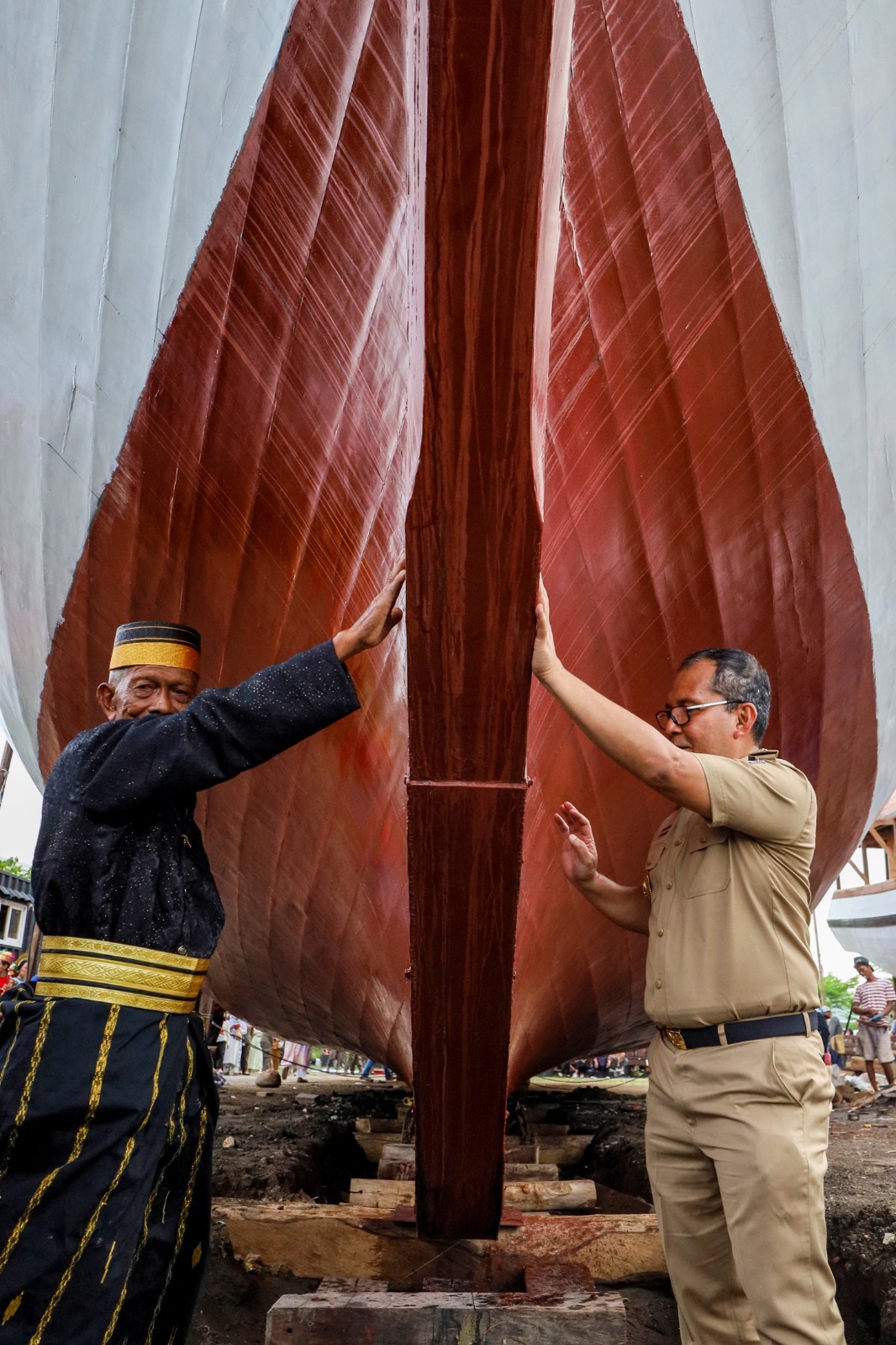 Prosesi Annyorong Lopi Tandai Peresmian Dua Kapal Pinisi Pemkot Makassar 