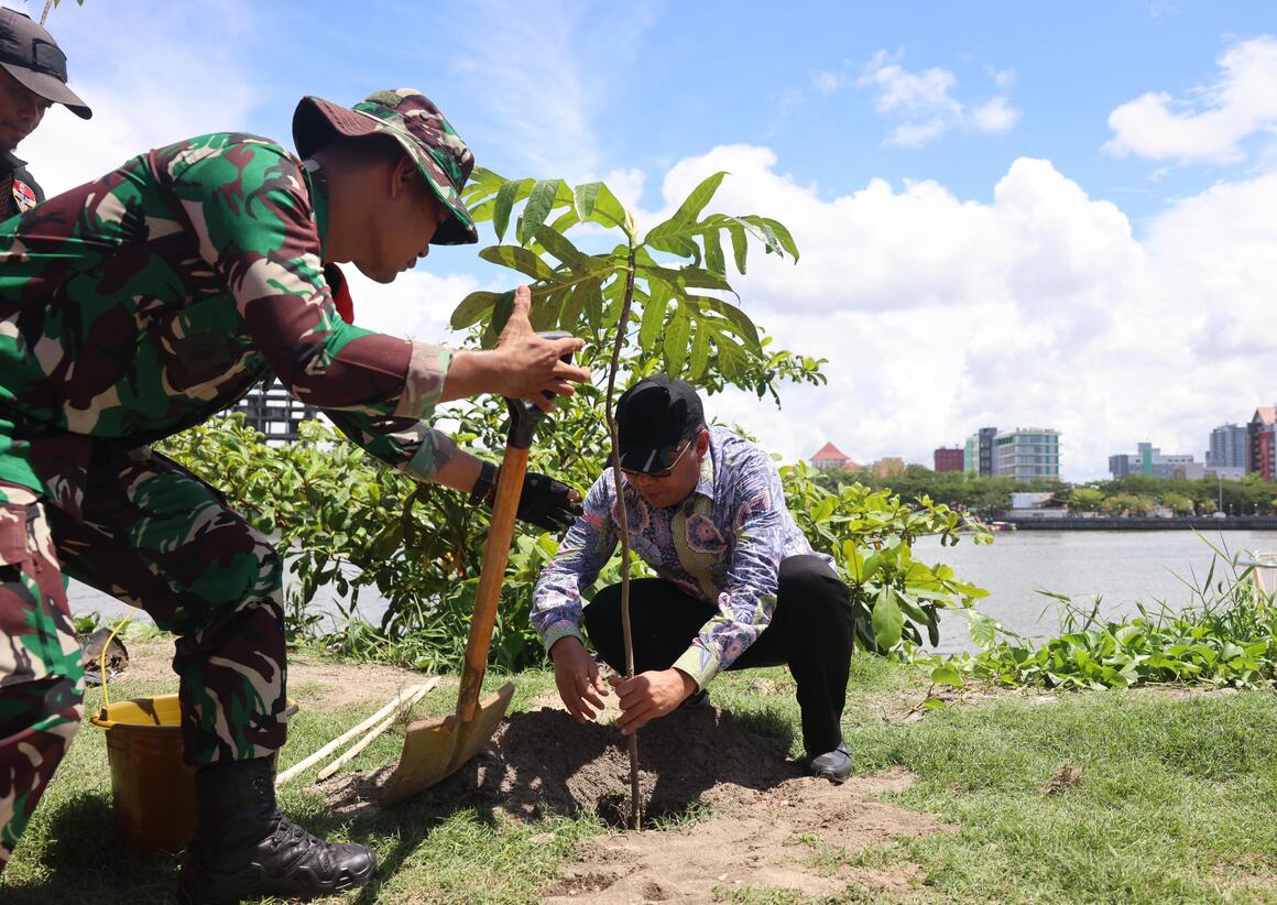 Danny Pomanto Ikuti Peringatan Hari Juang TNI AD dan Lakukan Penghijauan Lingkungan di CPI