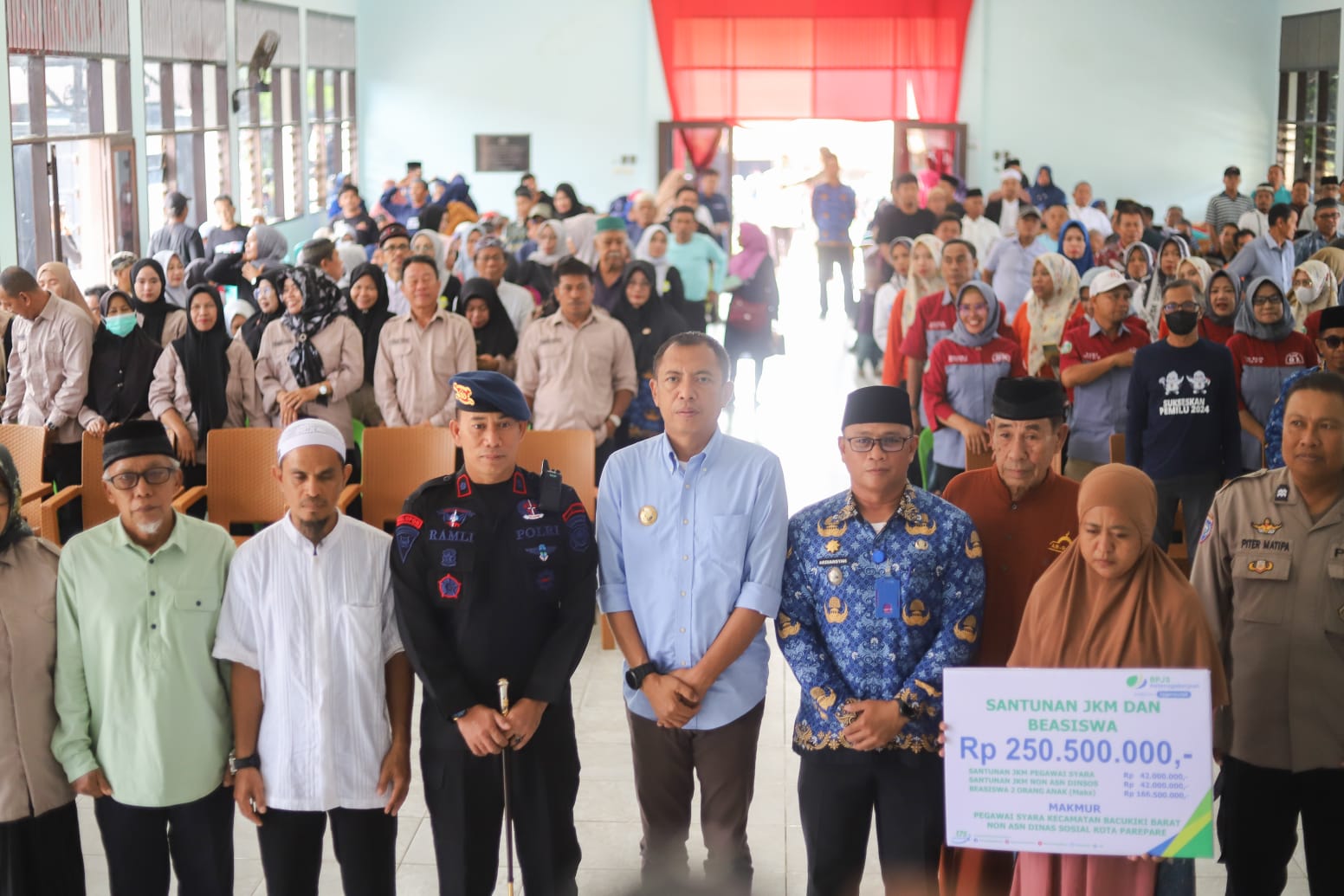 Pj Wali Kota Parepare Minta Jaga Terus Sinergitas Saat Serahkan Insentif RT-RW se-Kecamatan Bacukiki Barat 