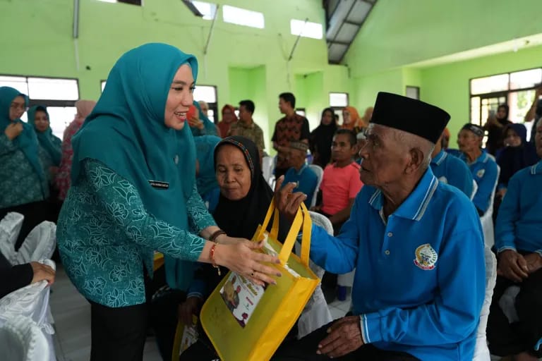 Baksos di Panti Jompo Parepare, Sofha Marwah Bahtiar Ungkap Rasa Bahagia Saat Memberi Bantuan