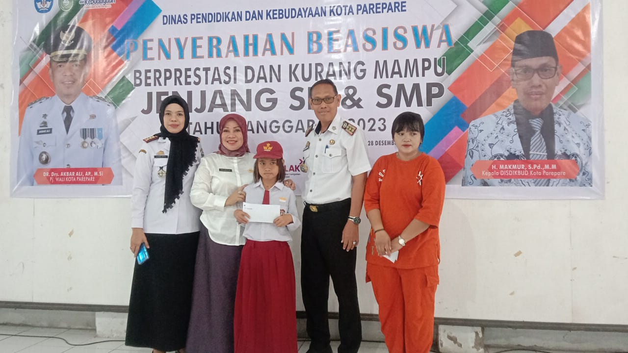 Salurkan Ratusan Beasiswa, Pemkot Parepare Beri Perhatian Siswa Berprestasi dan Tidak Mampu