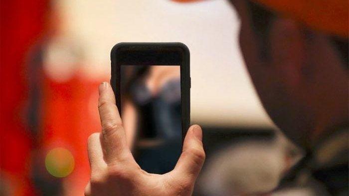 Salah Kirim Foto Mesum, Kades Didemo Warganya Hingga Mengundurkan Diri