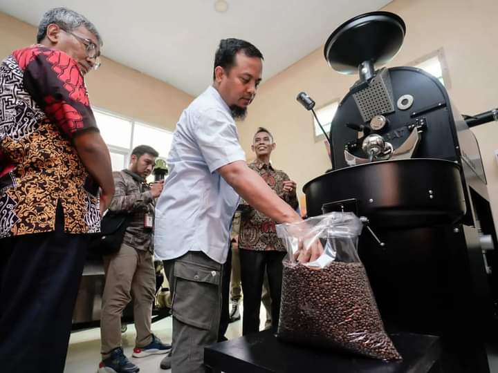 Gubernur Bantu Pengadaan Mesin, Kopi Solaku di Luwu Dapat Penghargaan Tingkat Nasional