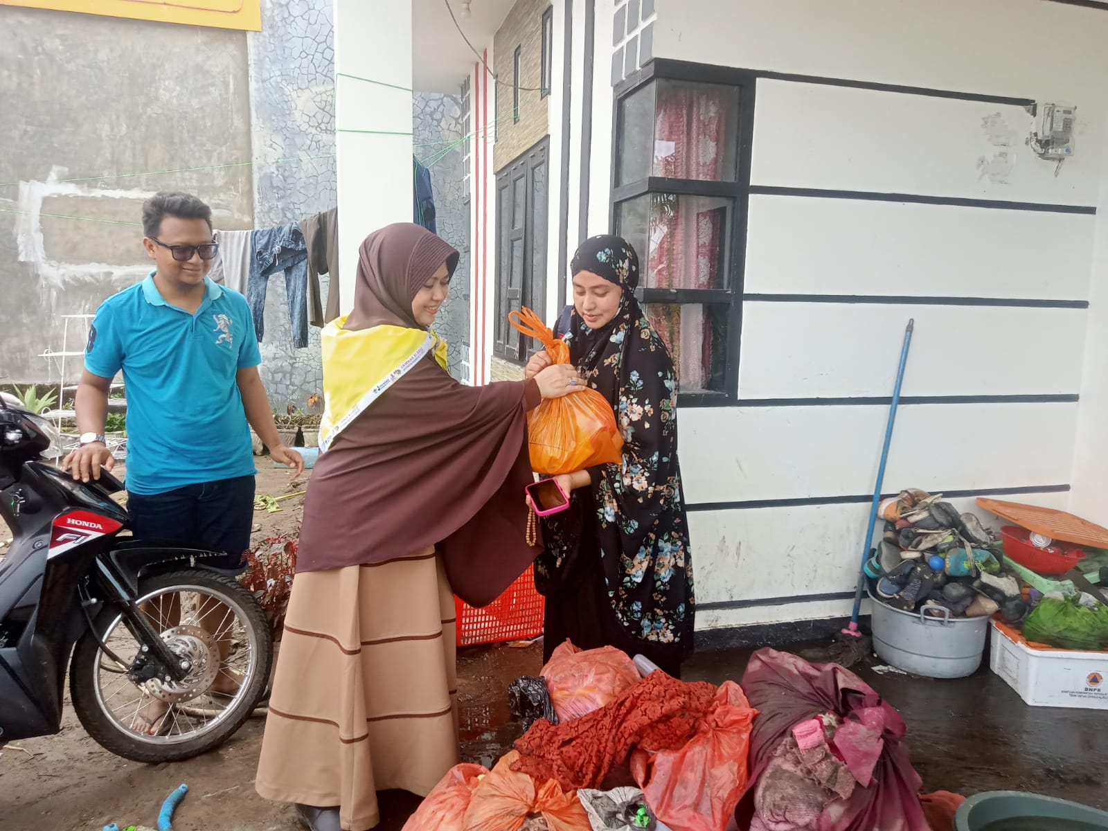 Erna Rasyid Taufan Pimpin Pramuka Parepare Salurkan Bantuan dan Bersihkan Lokasi Terdampak Banjir