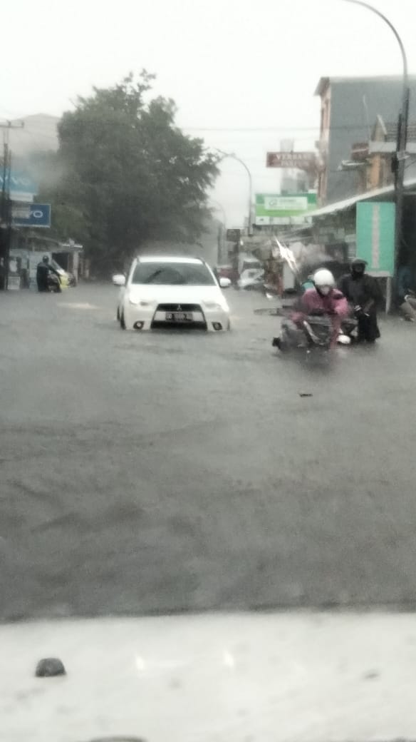 Makassar Dikepung Banjir, Jalan Raya Seperti Menjadi Sungai 