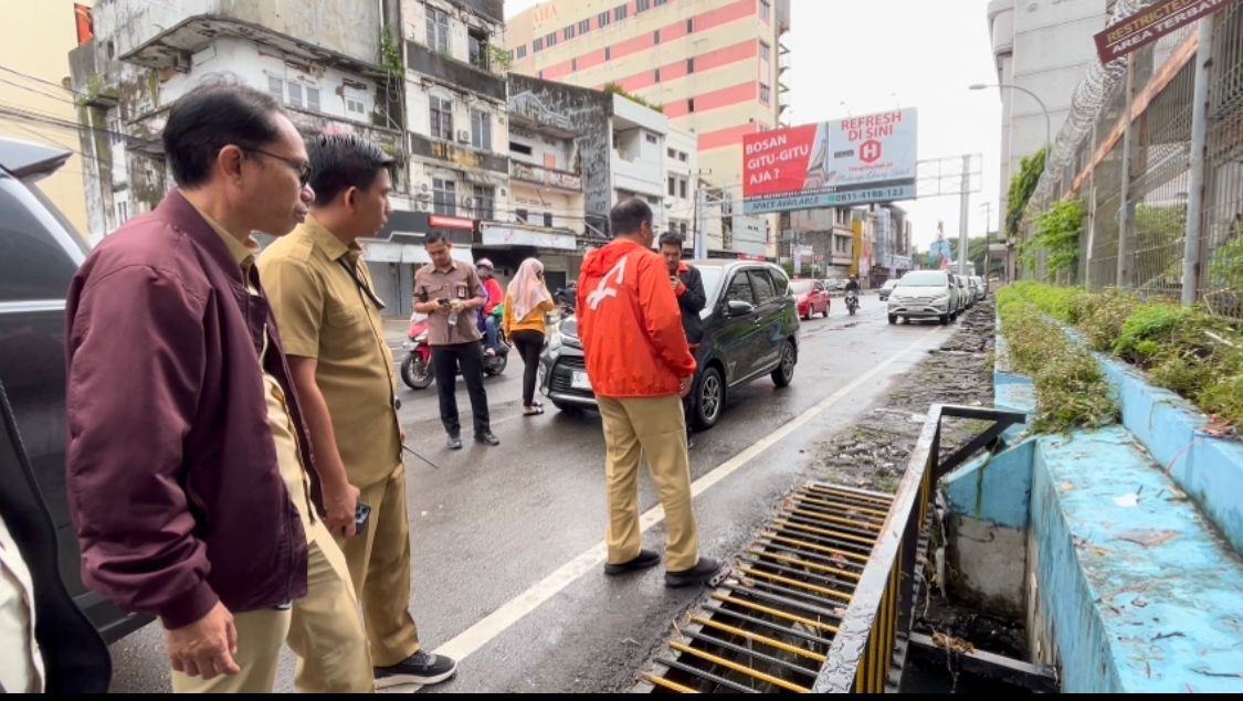Danny Pomanto Tinjau Saluran Drainase, Pastikan Satgasnya 24 Jam Standby