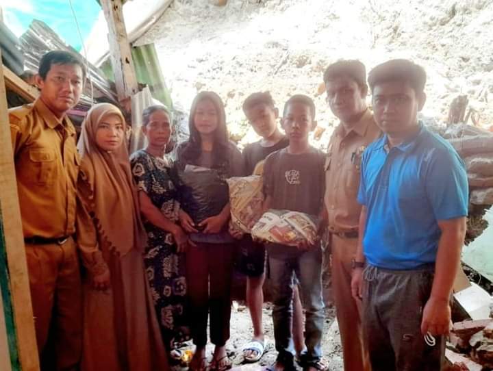 SMPN 9 Parepare Beri Bantuan Seragam Bagi Siswa Terdampak Banjir dan Longsor