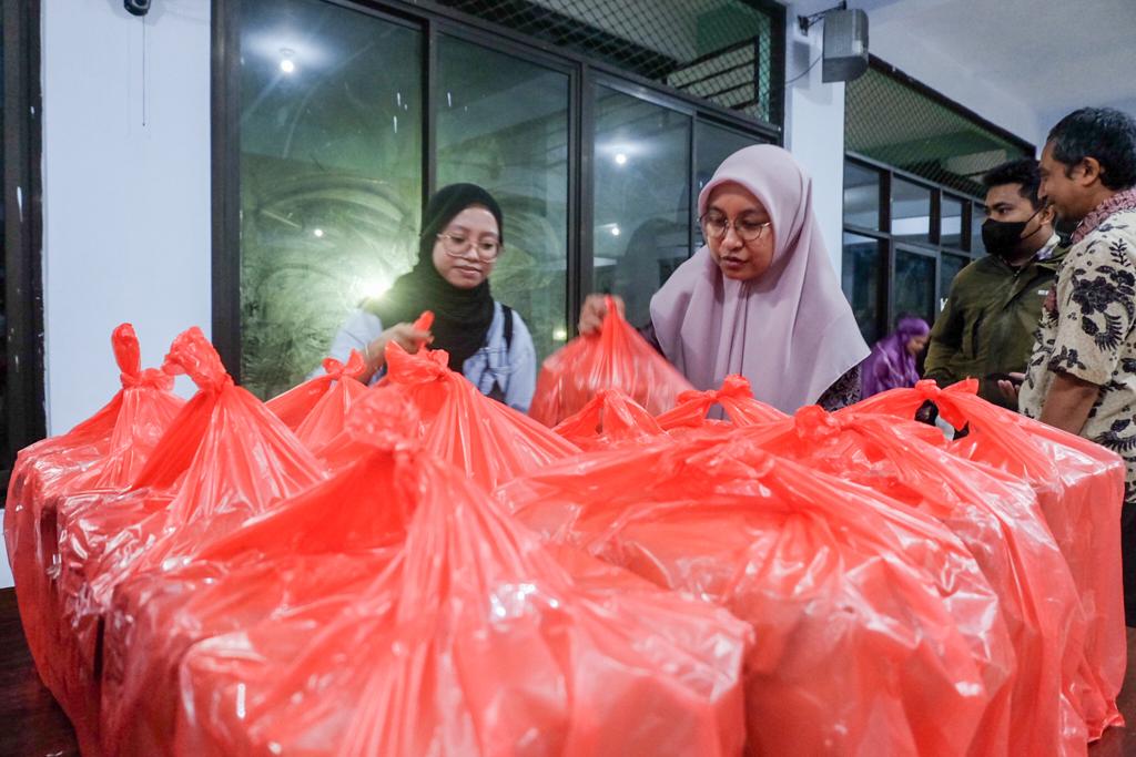 Diskominfo Makassar Salurkan 260 Paket Makanan untuk Pengungsi Banjir di Tamalate
