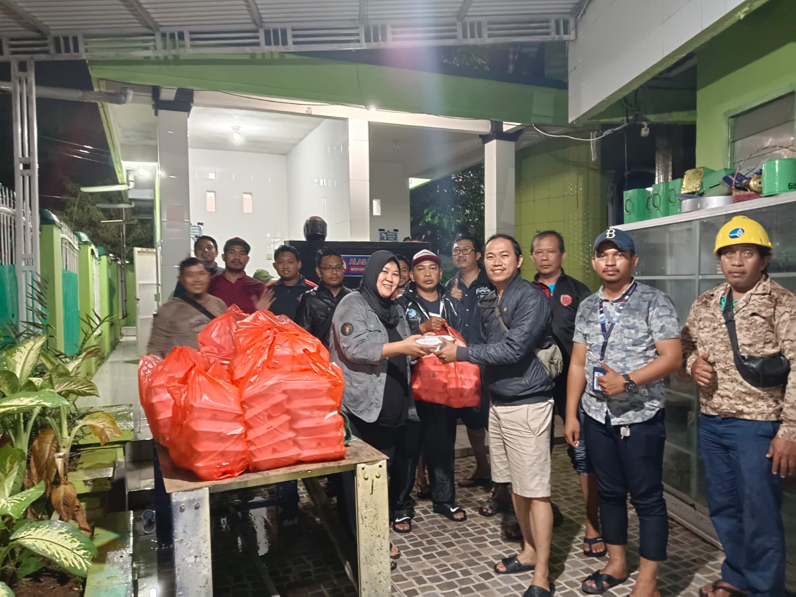 Solidaritas Kemanusiaan, Perumda Air Minum Kota Makassar Kembali Bantu Pengungsi Banjir Sesuai Arahan Wali Kota