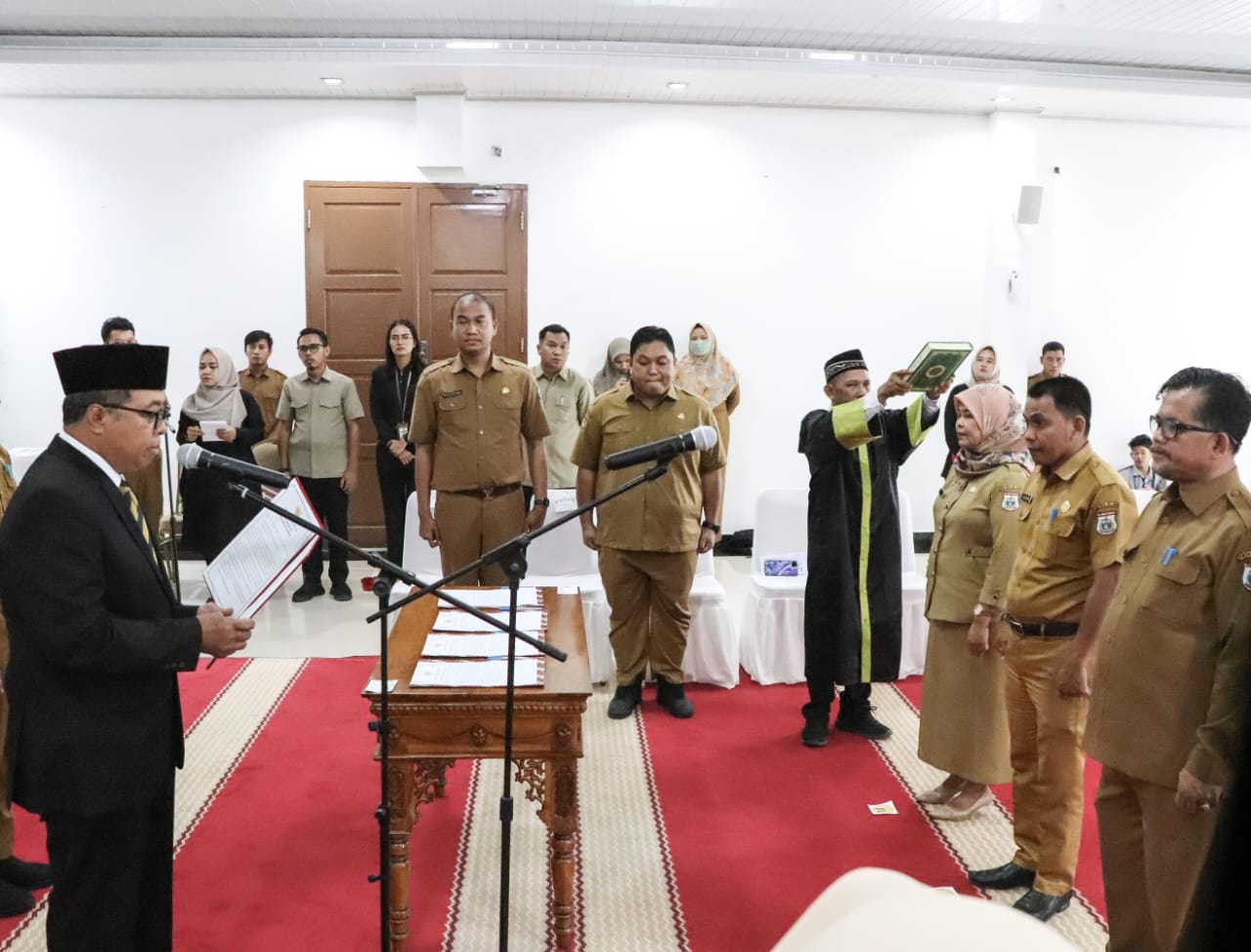 Sekprov Lantik Enam Pejabat Administrator Lingkup Pemprov Sulbar 