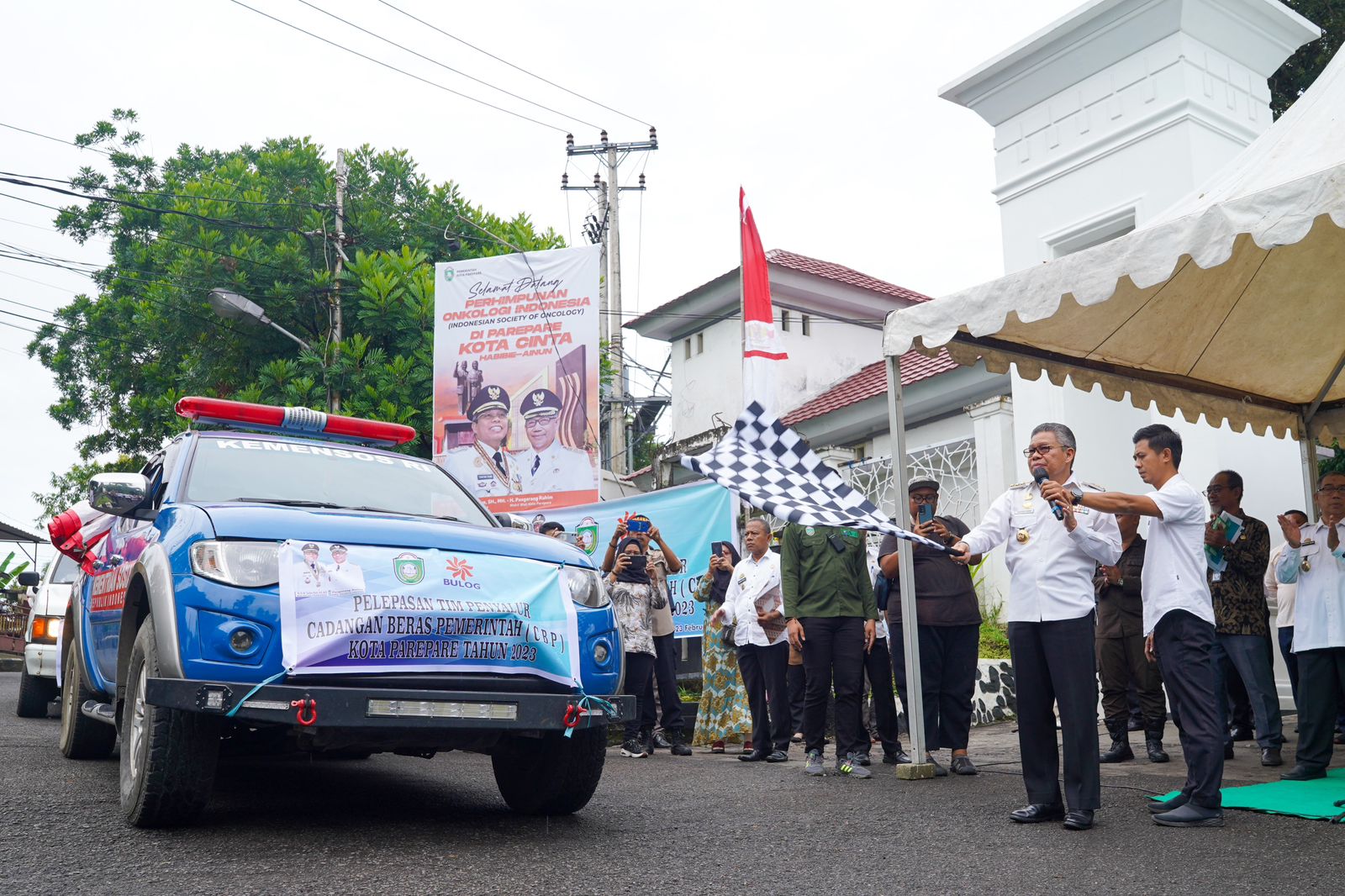 Taufan Pawe Lepas Cadangan Beras Bantu Ribuan Warga Korban Banjir, Pastikan Tepat Sasaran Minta Semua Pihak Mengawasi 