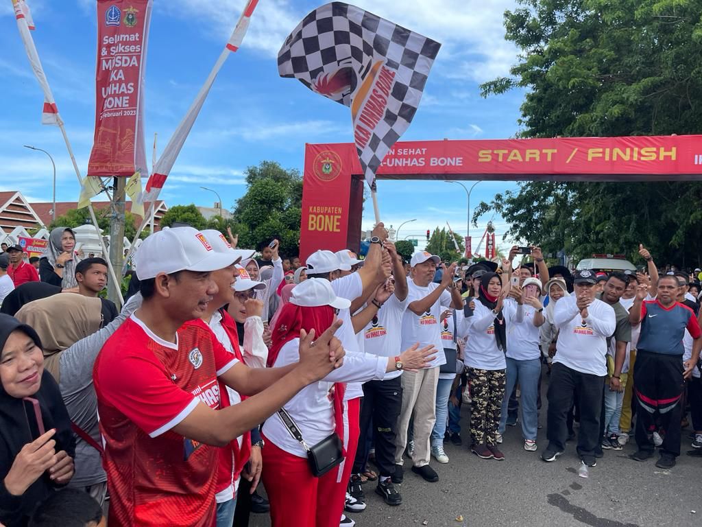 Rudianto Lallo Bersama Danny Pomanto Jalan Sehat Bersama Ribuan Masyarakat Kabupaten Bone