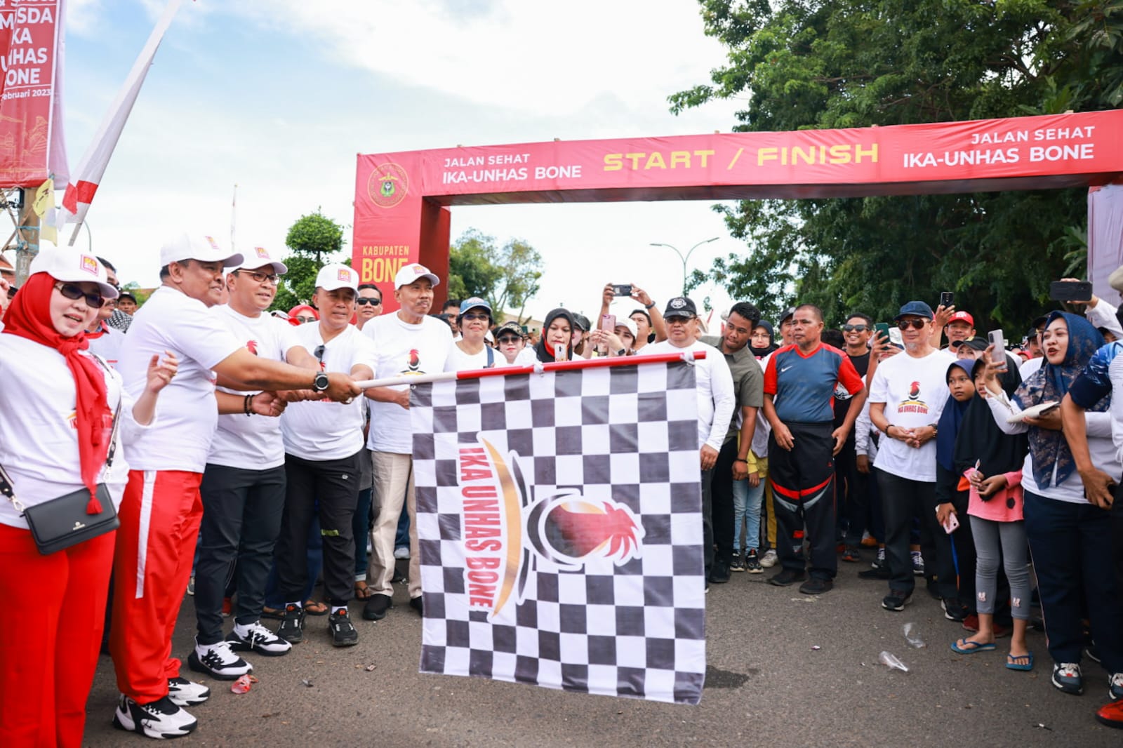 Danny Pomanto Kenang Masa KKN Saat Lepas Jalan Santai IKA UNHAS Bone