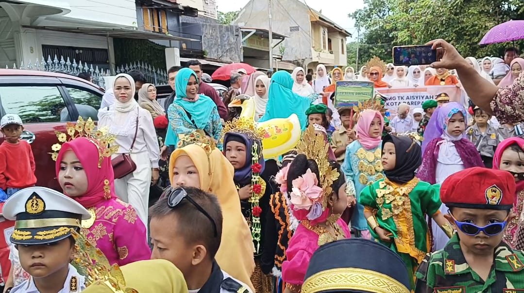 Erna Rasyid Taufan Semangati Peserta Pawai Taaruf Semarak Isra Mikraj dan HUT ke-63 Parepare  