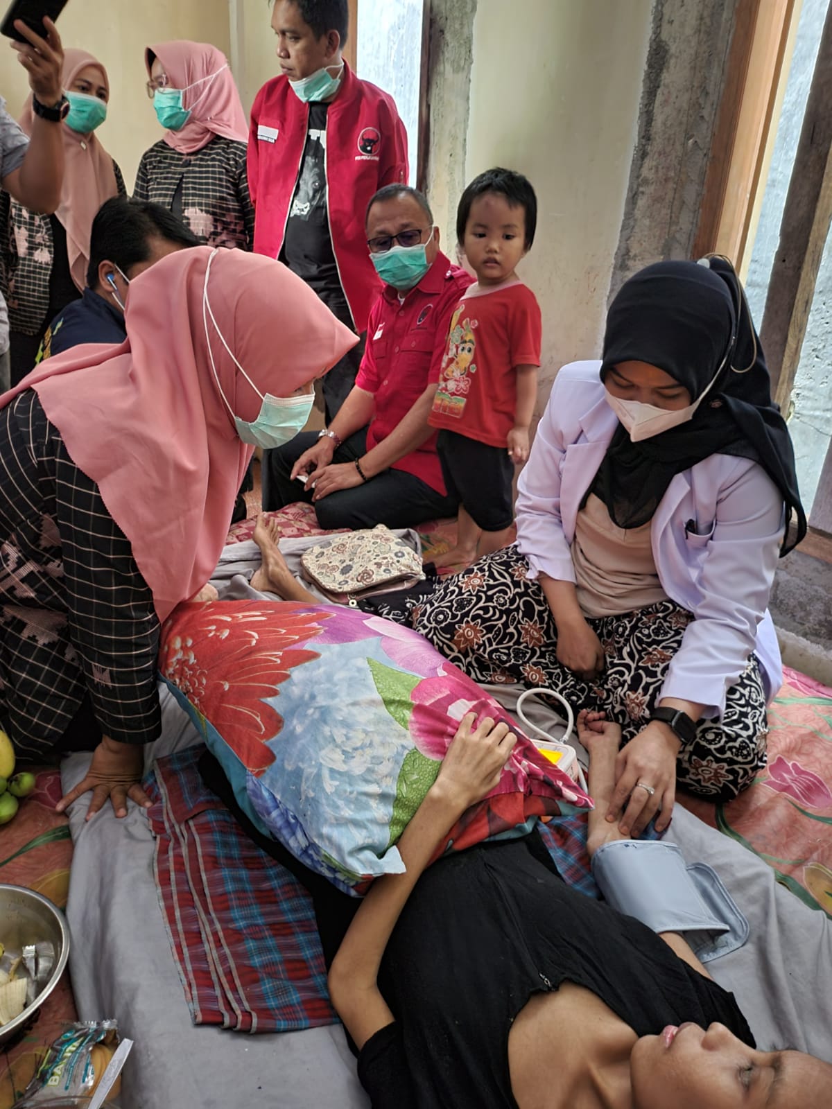 Kunjungi Orang Sakit di Mamuju, Ketua PDIP Sulbar Bayarkan BPJS Satu Tahun