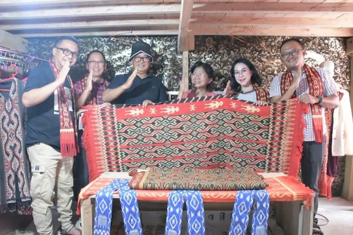 Kunjungi UMKM di Mamuju, Pj Gubernur Ajak Masyarakat Promosikan Tenun Sekomandi
