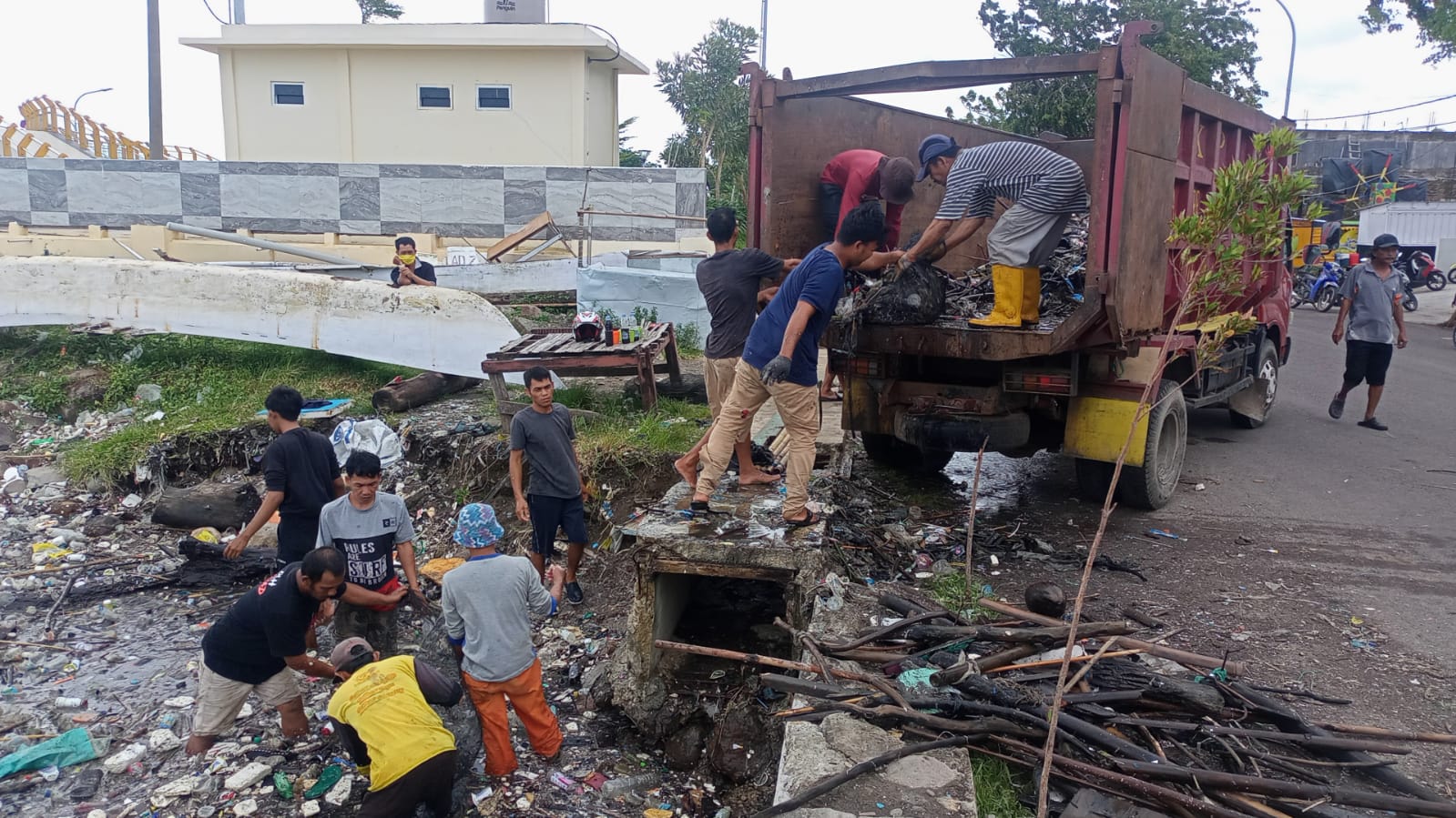 Respon Cepat, DLH Parepare Bersihkan Sampah di Pesisir Anjungan Cempae