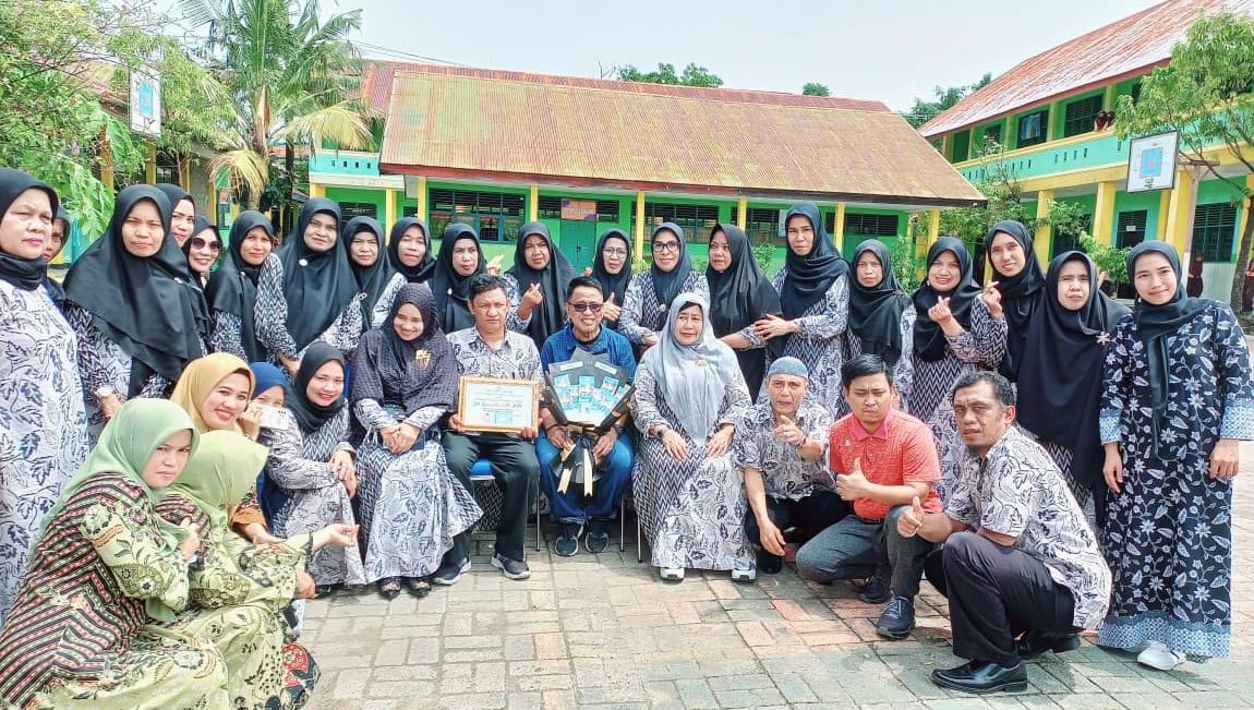 Akrab dan Penuh Kekeluargaan Warnai Pelepasan Kepala SMPN 9 Parepare